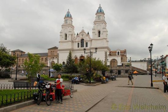 Auf der Plaza in Pifo