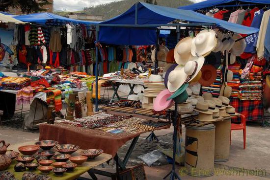 Auf der Plaza „De los Ponchos“ in Otavalo, der Kunsthandwerkshoppingmeile
