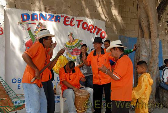 Die Gruppe „Danza el Torito“ legte sich kräftig ins Zeug und spielte sich schon mal warm für den Karneval