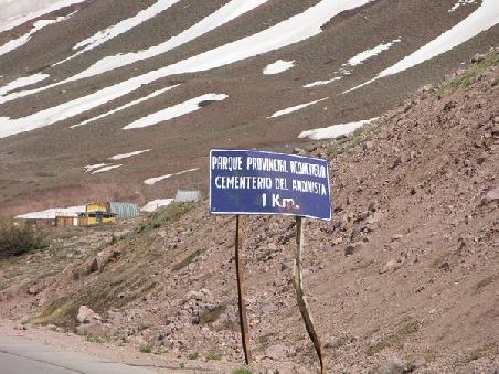 Schöne Einladung zum Park.
Auf dem Schild steht: Parque Provincial Aconcagua - Cementerio del andinista (Park Proviny Aconcagua - Friedhof der Bergsteiger)