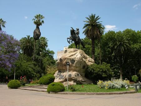 Plaza in Mendoza mit Statue von San Juan (Befreier Argentiniens)