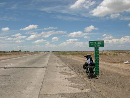 Auf dem Schild - mitten in der Wüste - steht: "Antes de cruzar observe la altura de agua" was so viel bedeutet wie: bevor du weiterfährst schau erst mal nach der Wasserhöhe