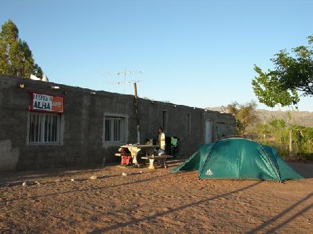 unser Wüstencamp vor dem Comedor (Restaurant)