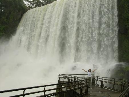 vor den Iguazu Wasserfaellen