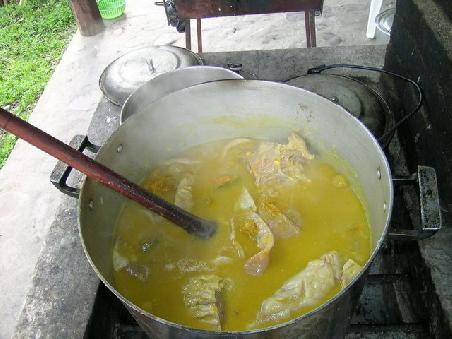 Es gibt Locro. Ein sehr leckerer Eintopf, mit Fleisch, Kartoffeln und zerstosenem Mais.