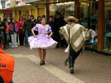 Cueca Tanz in der Fußgängerzone in Chillan