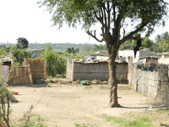 in solchen Hütten Leben die Menschen in einfachsten Verhältnissen