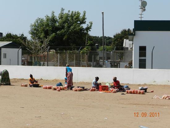 Auf der Straße wird Obst und Gemüse verkauft