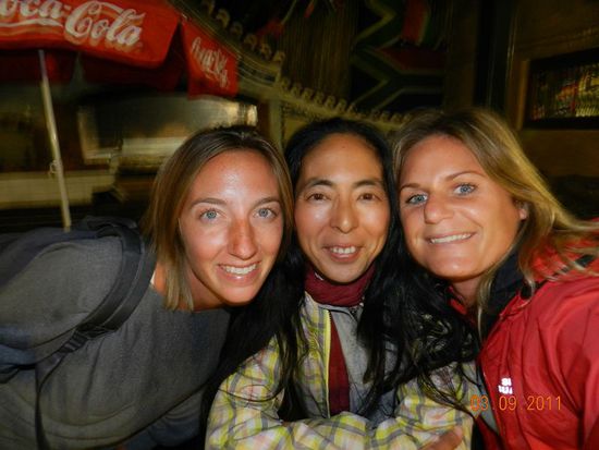 wir 3 beim gemütlichen Wein trinken 
Abigail, Yasuko und ich