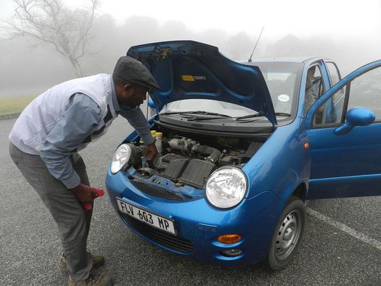 Reparaturversuch am Auto 