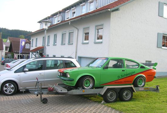Im Hintergrund das Gasthaus.
In Vordergrund Vorbereitungen für das Slalomrennen