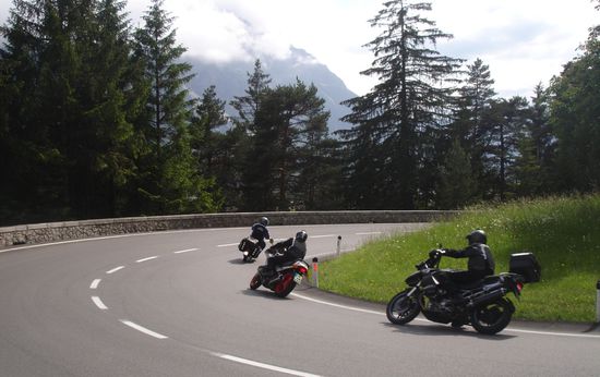 Die Motorräder können Stoney kaum folgen