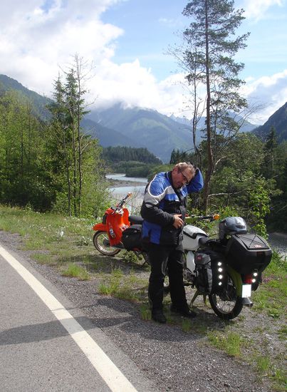 Kartenwechsel im Lechtal. Im Hintergrund der Berganstieg zum Hahntennjoch