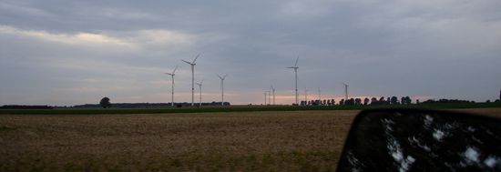 Abendstimmung auf langweiliger "endloser" Strecke.
Die Wolken holten uns ein, es wurde kalt.