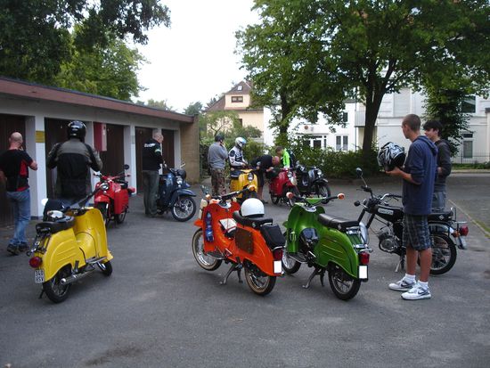 Ich hab nicht gezählt aber es waren sicher mehr als 13 Mopeds bei der Abfahrt.