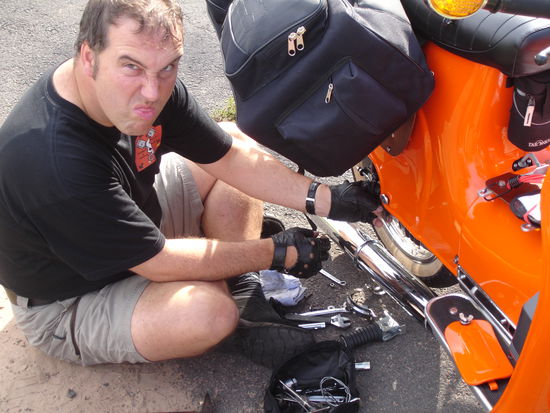 Schweißtreibende Aktion am heißen Auspuff.