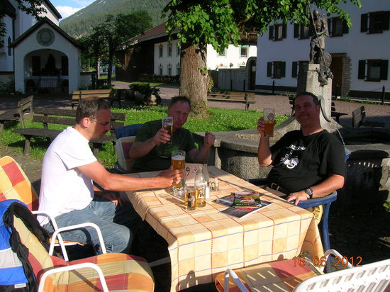 3 Wiesbier und ein A-Schorrle.