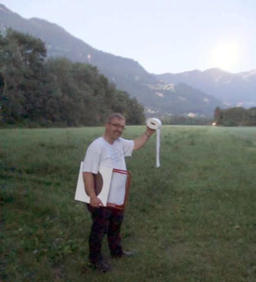 Stoney weiht das Klappklo ein und geht in den Wald "schnäutzen"