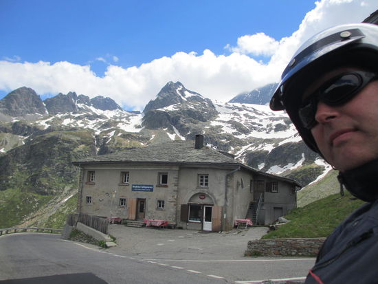 Flaps vor dem umwerfenden Bergpanorama