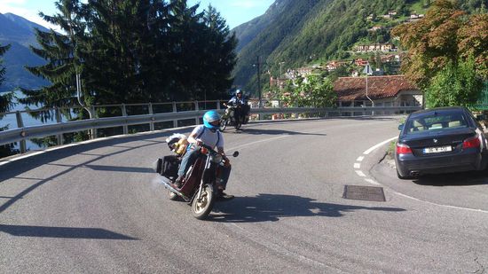 Oli mit grenzwertiger Schräglage. 
Schwung mitnehmen spart Sprit!