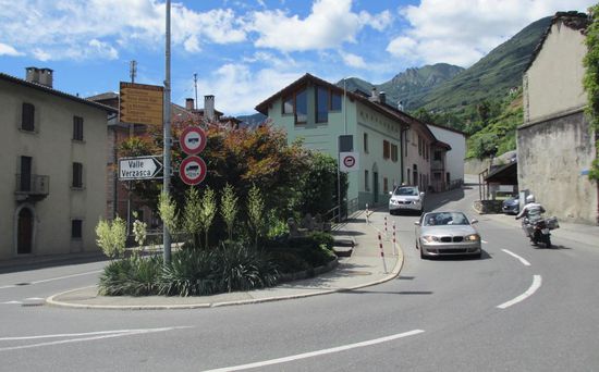 Abzweig in Tenero ins Verzasca Tal.