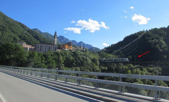 Schmalspur Eisenbahn auf der parallelen Brücke