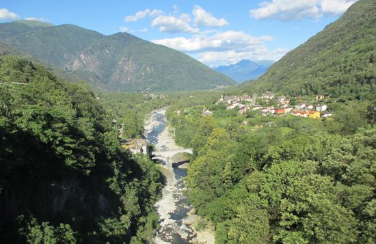 Blick von der Brücke in Richtung Locarno (Am Ende des Tales)
