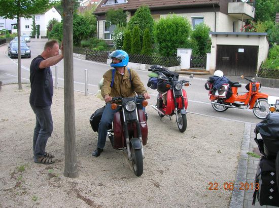 Oli im Klassischen Outfit. Mit Seiden-Blouson