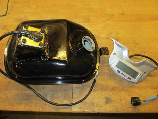 Achtung Digitalanzeigen immer direkt an der 12 V Batterie anschließen.
Die normale 12V Spannung führt zu Störungen (Spannugsschwankungen)