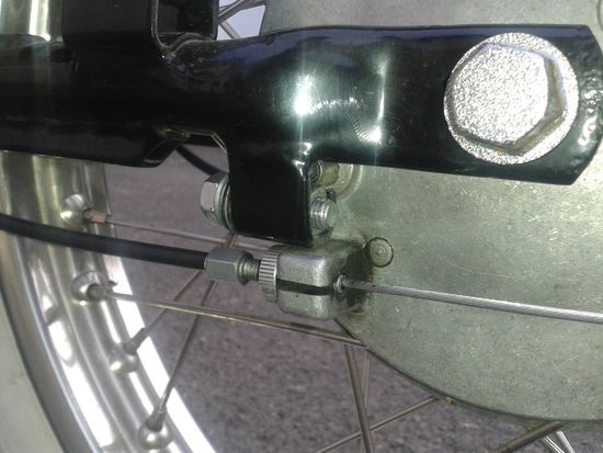 Deutlich verbesserte Vorderbremse. Die Keilmutter macht es