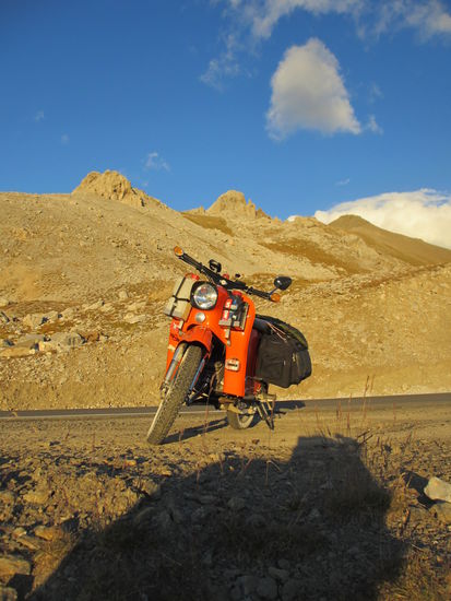 Im Hintergrund der "Col de Restefond"