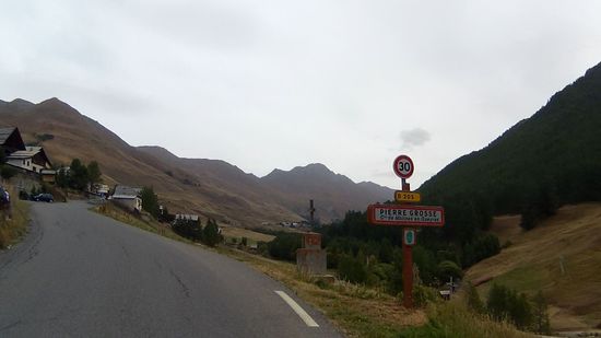 Ortsende. Das Ziel kommt in Sichtweite