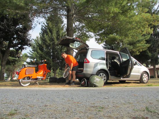 Kiste nach ca. 700 Km Anfahrt raus aus dem Auto.