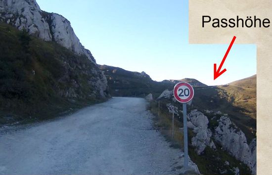 Der zum Teil ausgewaschene Schotteranstieg bis zum Pass.