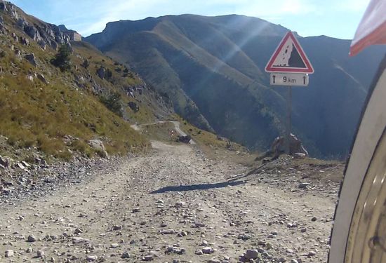 Oben Links das Fort, ...  und vor mir gefühlte 20% Gefälle