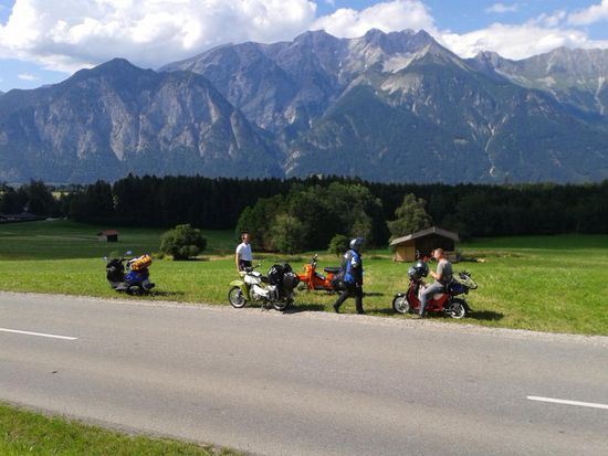 Das Karwendelgebirge im Hintergrund. Man beachte wieder den Abstand zum Plastiksofa. 