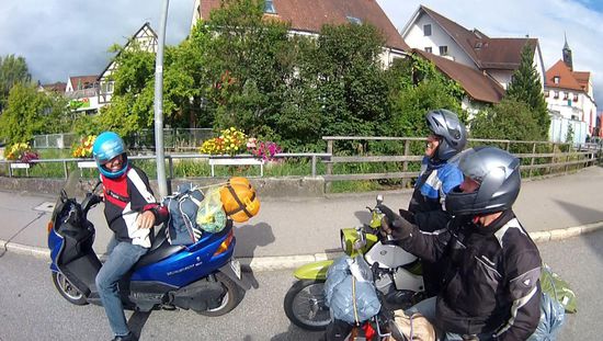 Die dunkle Wolke zieht vor uns her.