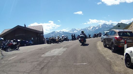 Passüberquerung mit Blick auf die Ortler Gruppe.