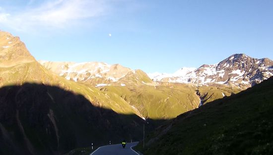 Leicht rechts der Bildmitte ist das Stilfser Joch von Westen aus gesehen
