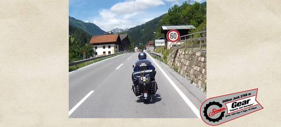 Bei Stoney im üppigen Windschatten. Moped, Gepäck, ... und ein Berg von Mann.