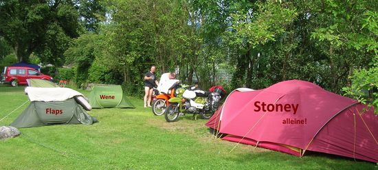 Man beachte Stoney Hauszelt! Ohne Oli paßt da bei Regen noch die Simme rein