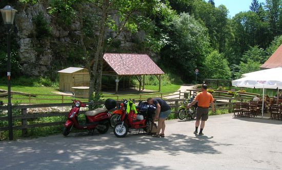 Park und Futterplatz.