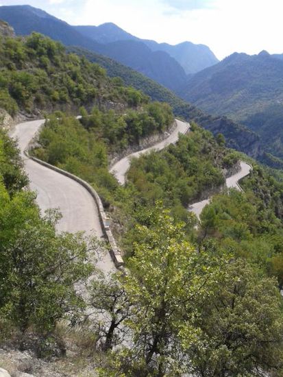 Kurven ohne Ende in das Var Tal