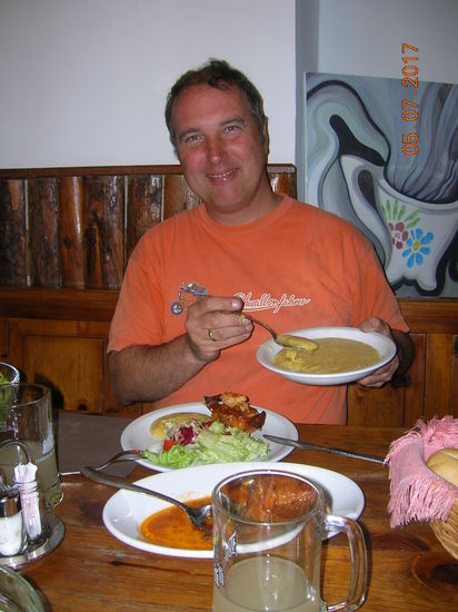 Hase mit Polenta und Salat.