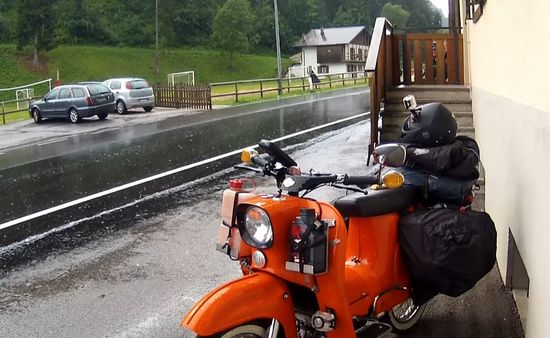 Zwangsrast, es schüttet.