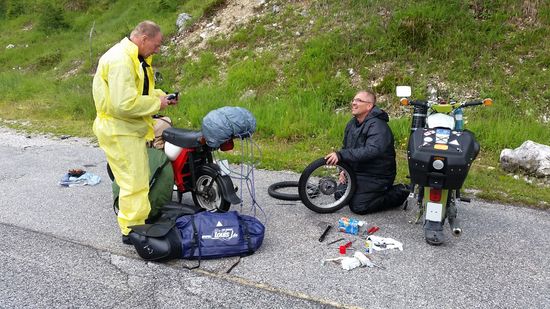 Stoney mit Platten am Hinterrad.