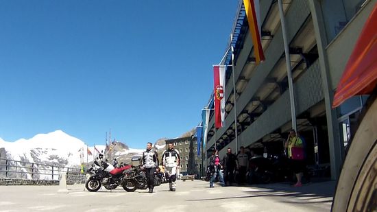 Der Motorradparkplatz neben dem Parkhaus.