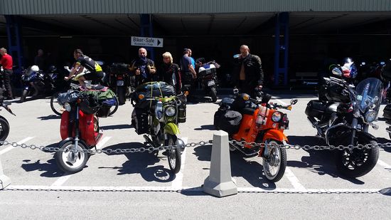 Kaum waren die Mopeds abgestellt, bildeten sich schon Trauben von Betrachtern.