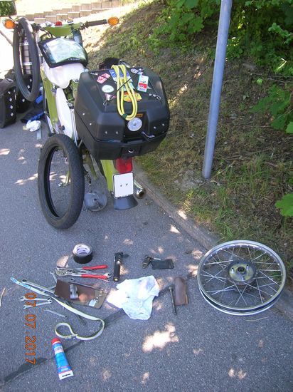 2-Takt-Stillleben  "Der Reifenwechsel"