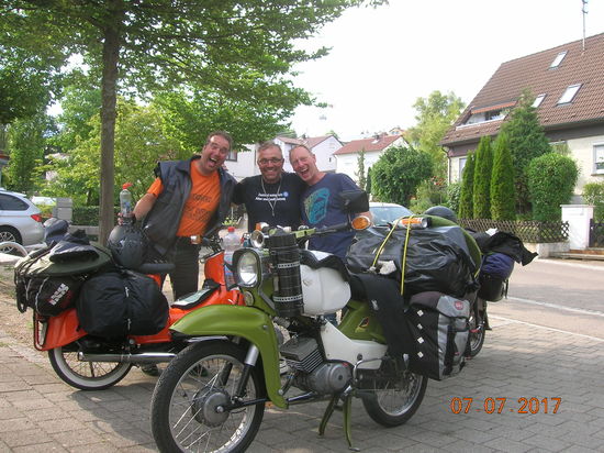 Rechts Spaß, links Spaß, ... und in der Mitte ein gequältes Lächeln.